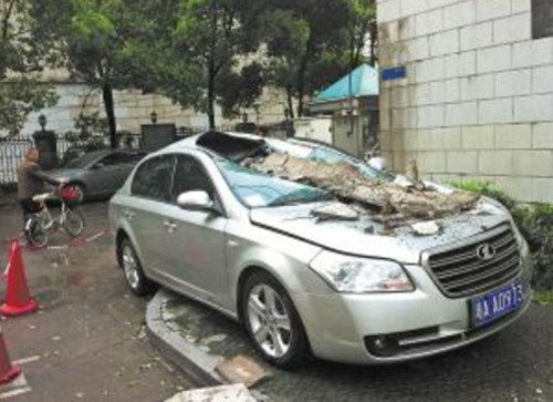 1614735572971594.jpg 砸坏汽车_副本.jpg