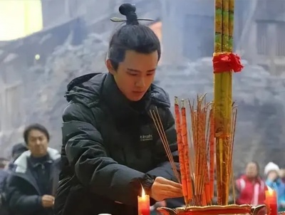 1709554501693201.jpg 刘昊然在片场穿校服_副本.jpg